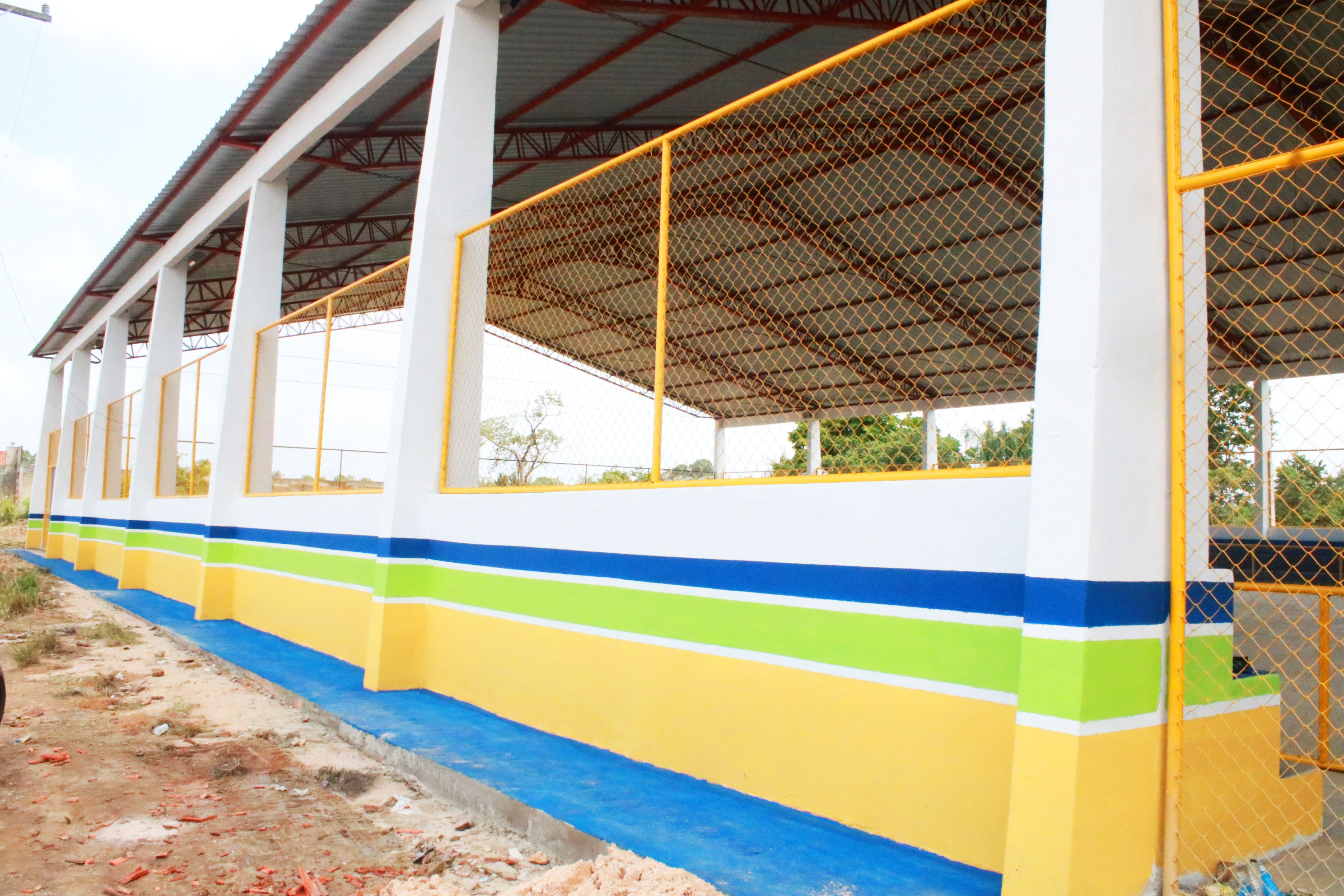 Prefeitura avança com obras da nova quadra poliesportiva no bairro Buritizal.